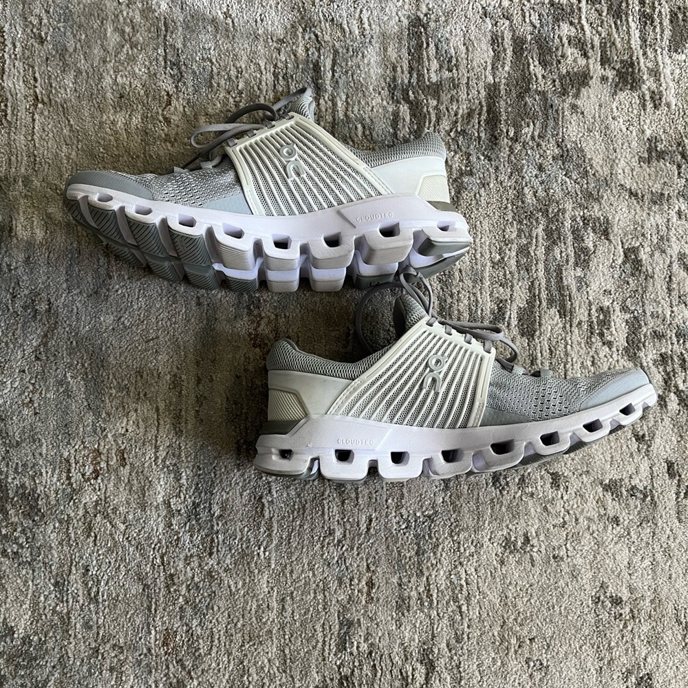 On Running Cloudswift Athletic Shoes in Light Gray and White 7.5
